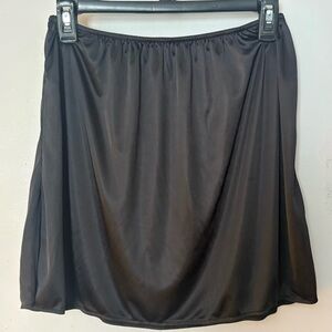 Vassarette Lot of 2 smooth-fit half slip/slip skirts Size XL 16 Black & Beige